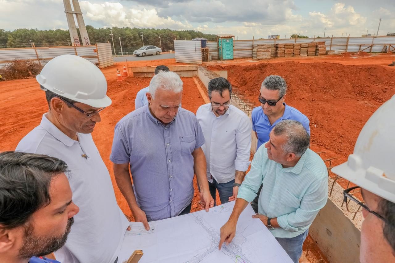 Zé Humberto analisando a planta de uma obra com a equipe